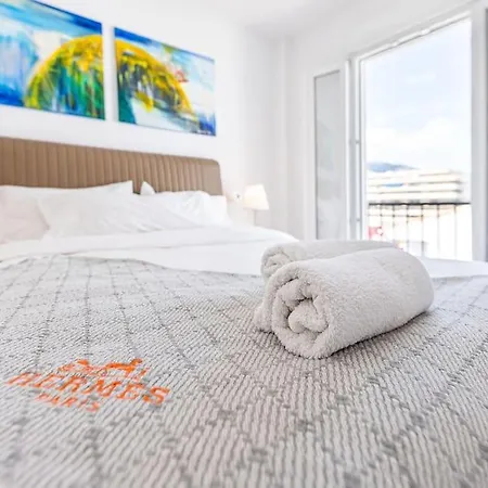 With Sea Views In Puerto Banus 马尔韦利亚