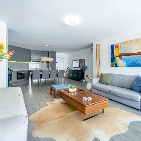 With Sea Views In Puerto Banus 马尔韦利亚