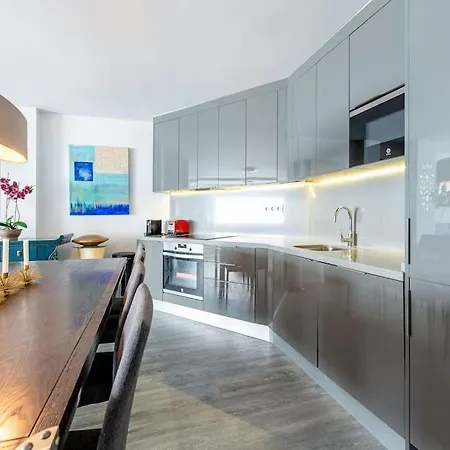 With Sea Views In Puerto Banus Apartamento