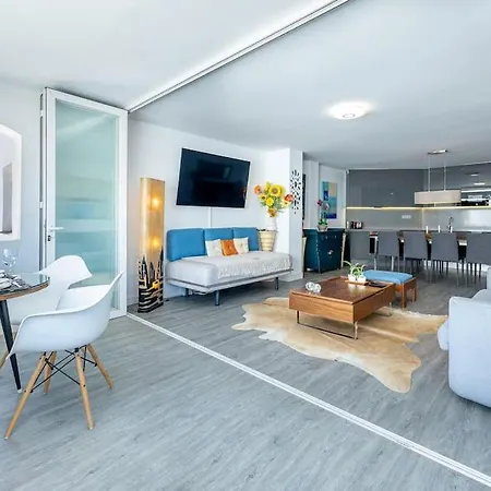 With Sea Views In Puerto Banus 마르베야