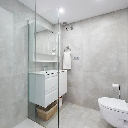With Sea Views In Puerto Banus 마르베야